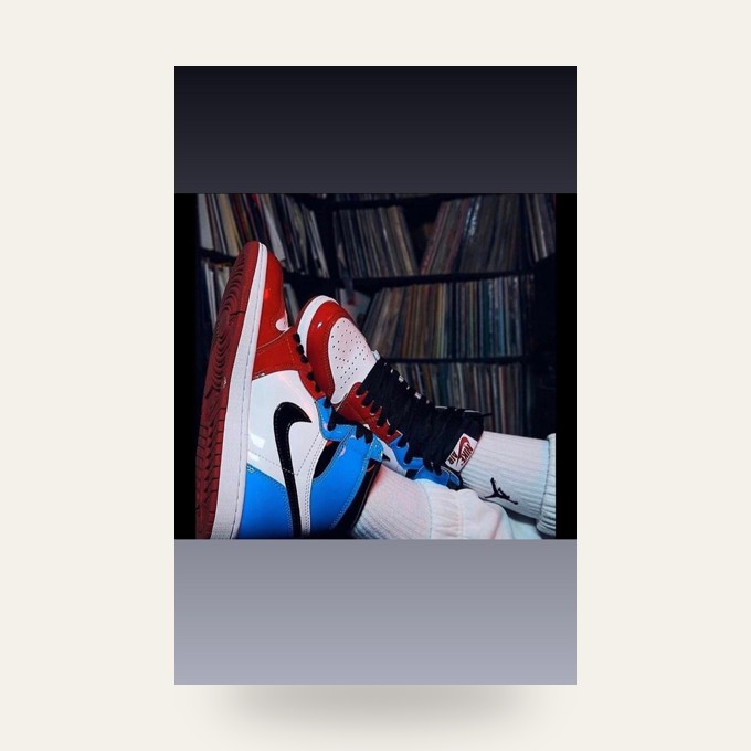 Footwear inventory review rail